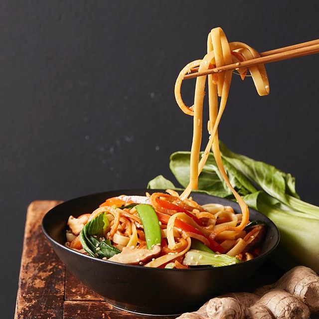 Vegetable Noodle Lo Mein for The Chinese Medicine Cookbook #lomein #vegetables #sesameseeds #shitake #bokchoy #thechinesemedicinecookbook #cookbook #callistomedia #foodstylist #foodphotography #foodstyling 📷 @eviabeler