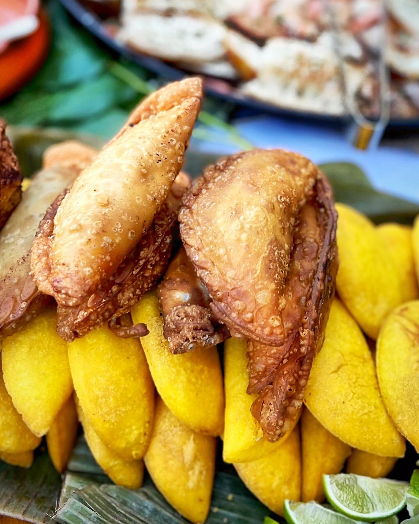 ❤️ Empanadas! 🧑&zwj;🍳😋 We love them ✨. 
#empanadas.
.
.
.
.
.
#weddingfood #delicious #grazingtable #appetizers #spanishfood #foodie #weddingcatering #wedding #weddingday #crunchyfood #party #appetizerideas