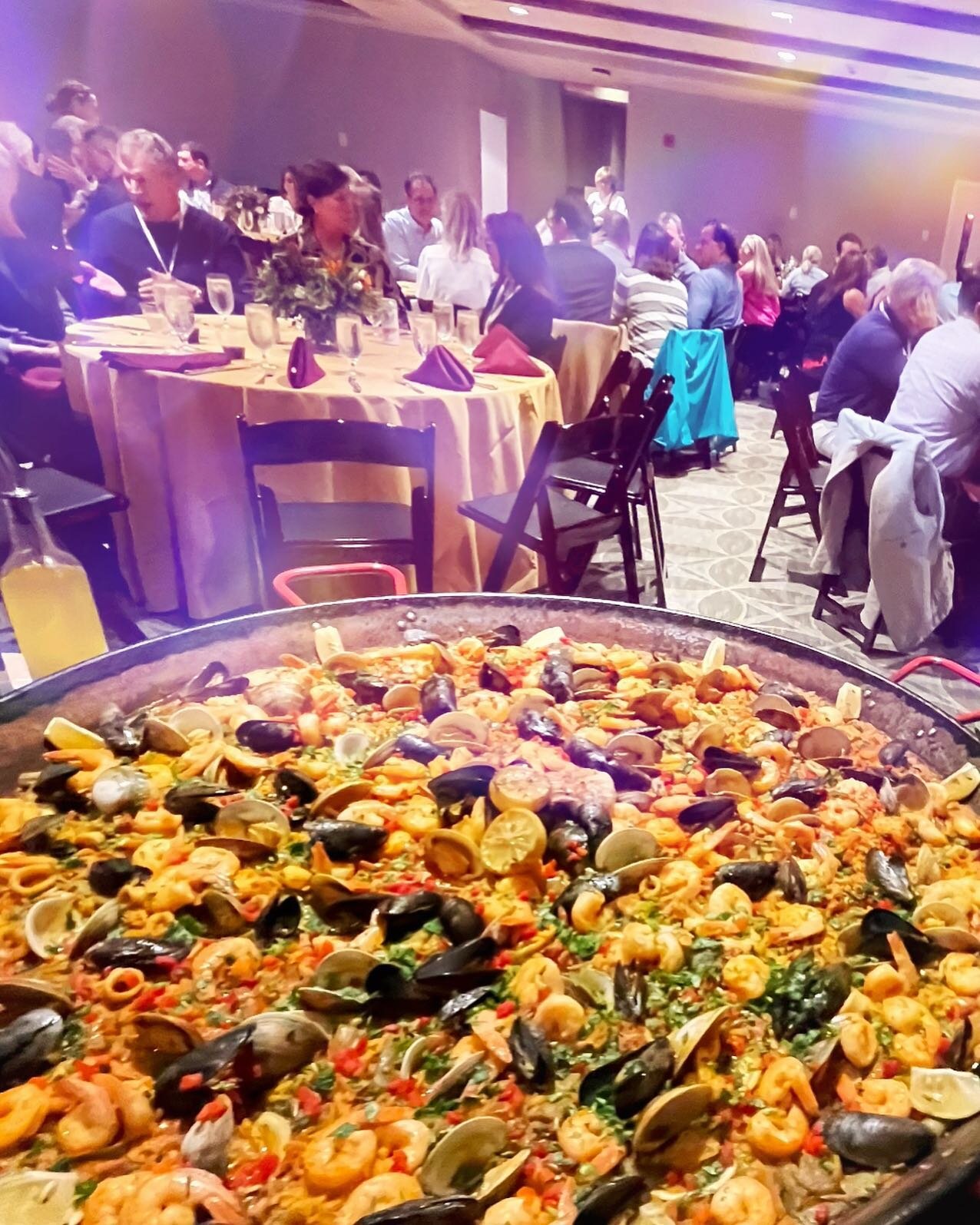 Parent&rsquo;s homecoming event at Tabor Academy - always a fun event! 👩&zwj;🍳🥘✨🧑&zwj;🍳 #paella #homecoming.
.
,
.
.
.
#dinner #dinnerevent #party #dinnerparty #celebration #spanishfood #festive #delicious #partyideas #partyfood #partyplanning #