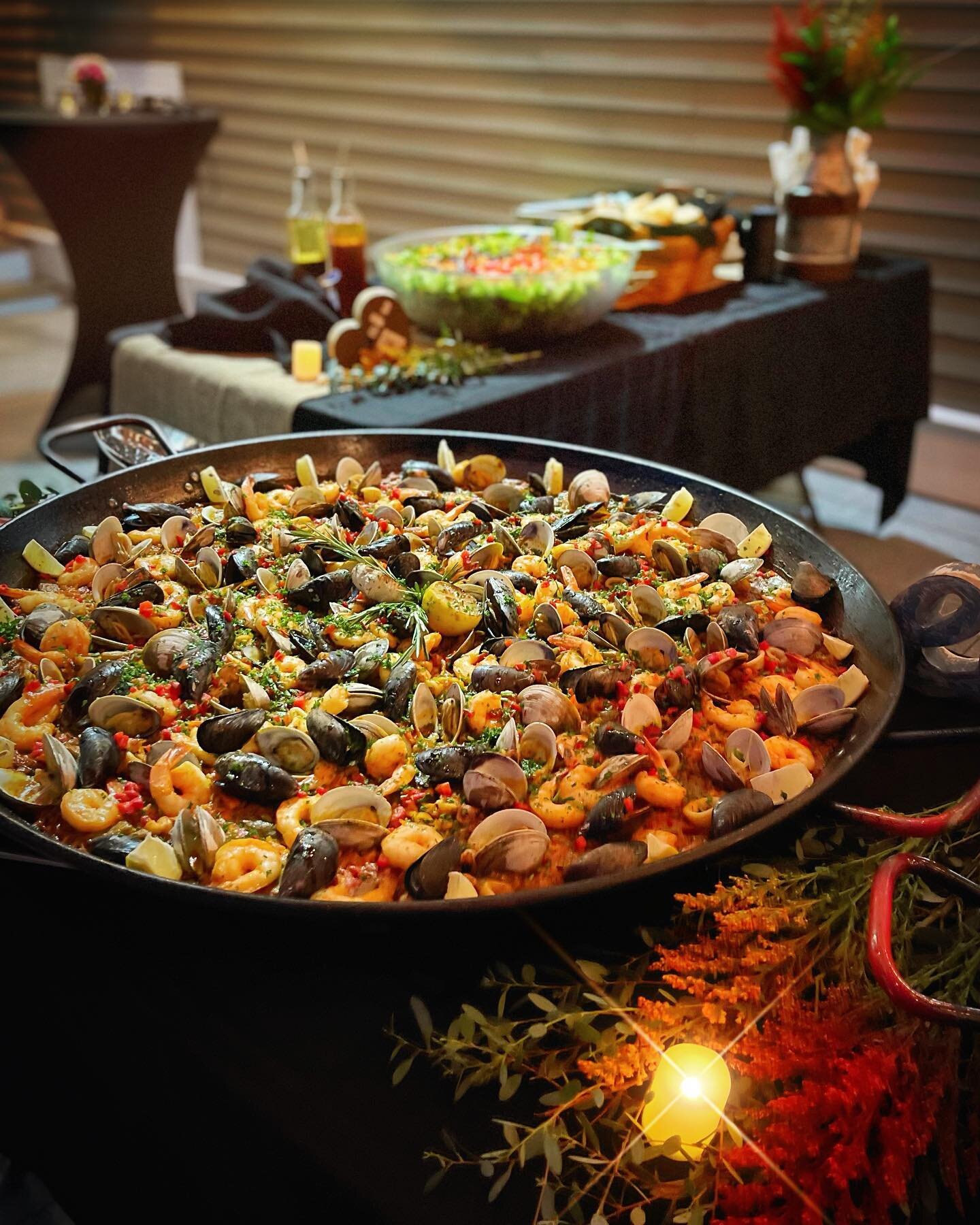 Cozy nights and paella 🍁✨🧑&zwj;🍳🔥🥘🥂 - cheers! #paella #fallnights .
.
.
.
.
.
#fall #delicious #party #wedding #weddings #partyfood #partyideas #weddingfood #foodie #chef #cheflife #spanishfood #gourmet #rusticfood