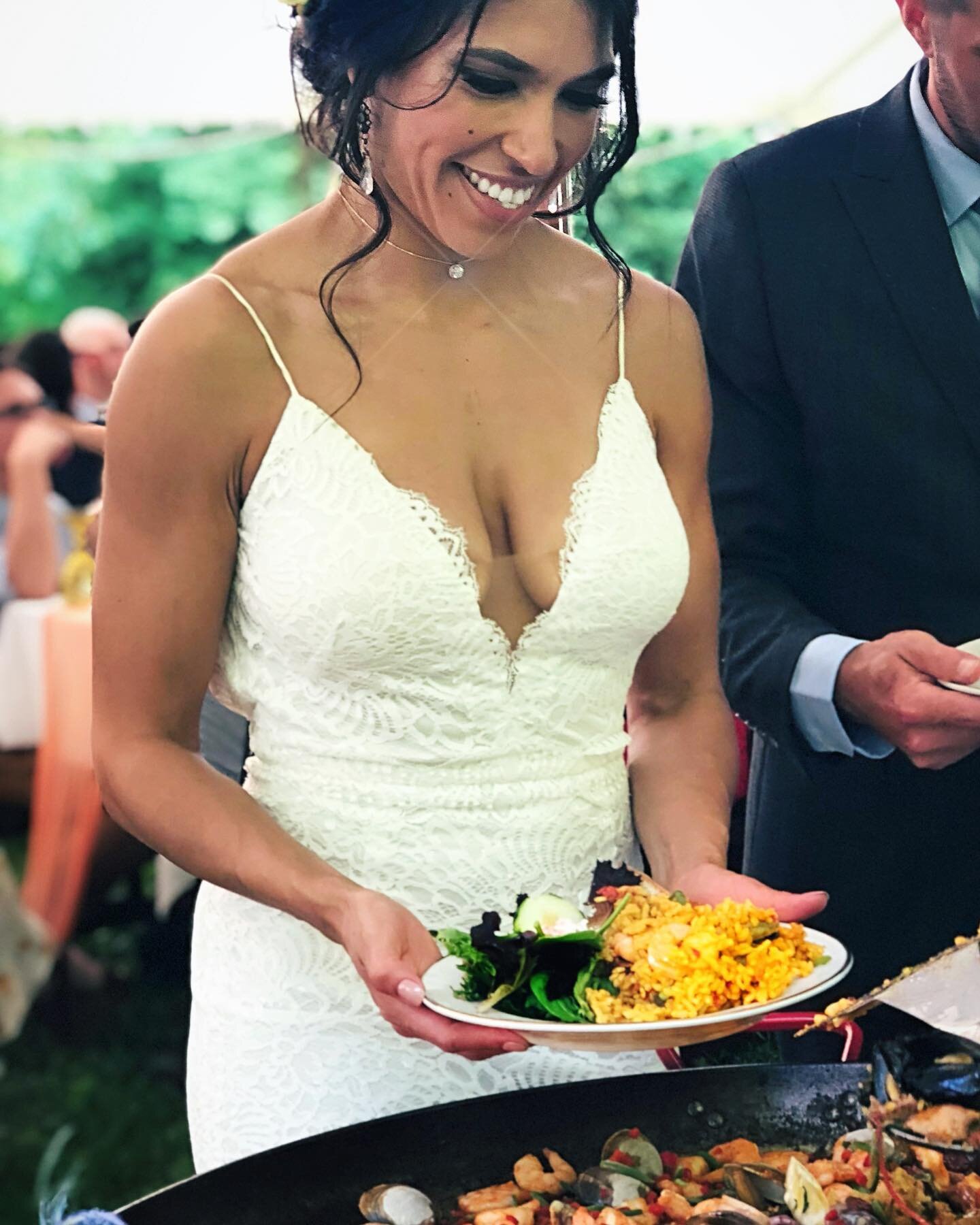 A delicious plate of paella is a wonderful reason for a bride to smile! 🧑&zwj;🍳🥘✨🥂❤️! #paella #paellalovers #bride .
.
.
.
.
.
.
#wedding #weddings #weddingdress #weddingfood #weddingfoodideas #dinner #catering #cateringservice #partyfood #happyb