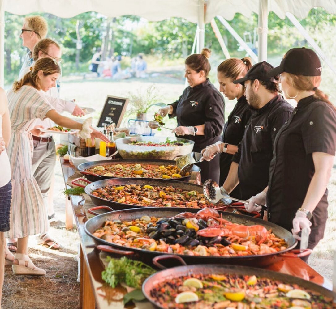 Teamwork and Professionalism | Excellence In Service | Flavor and Experience - It is what we offer during every event! ✨🧑&zwj;🍳✨Photo by: @dubayphotographyllc #paella #wedding 
.
.
.
.
.
.
#teamwork #service #friends #weddingstyle #weddings #weddin