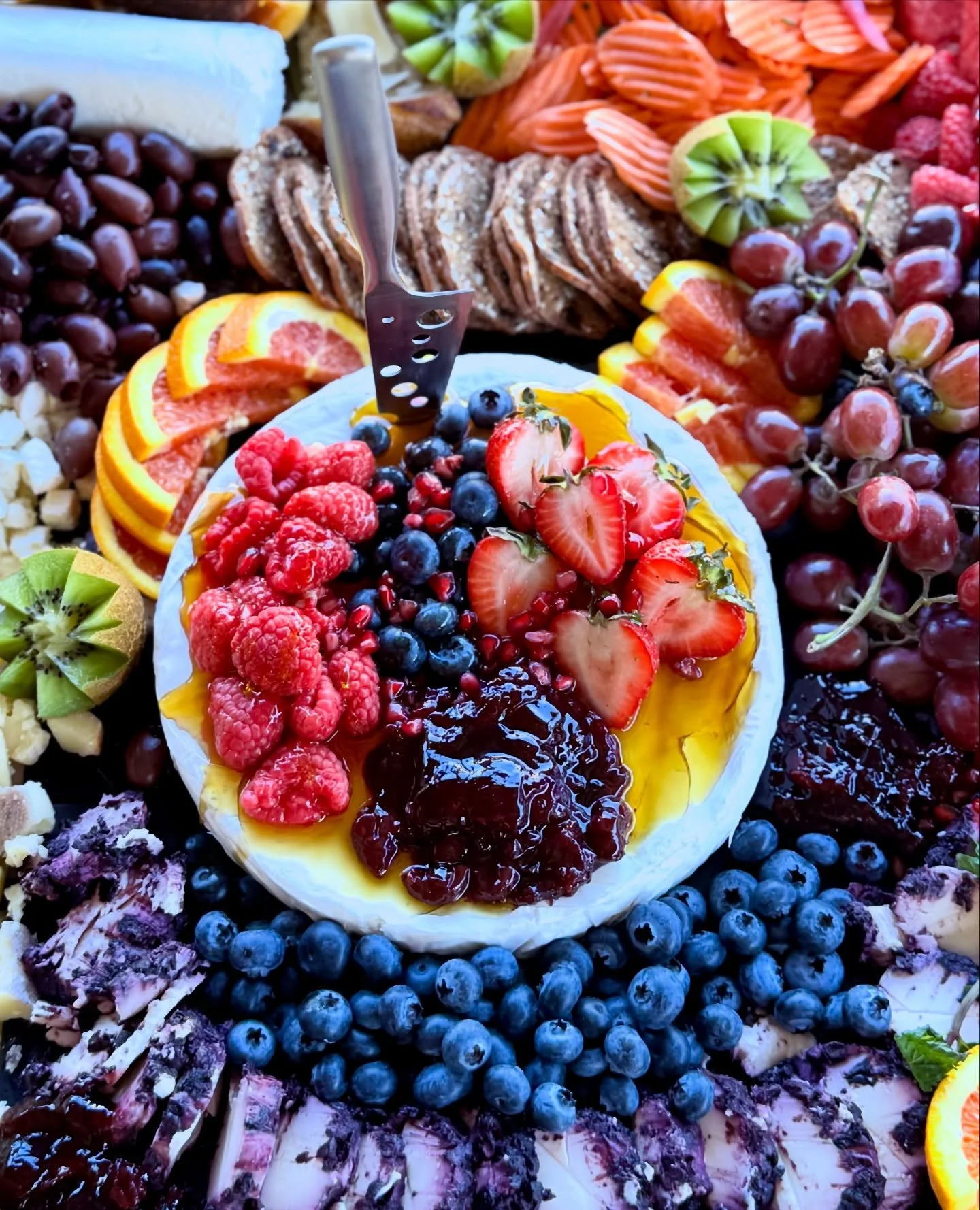 This is how we elevate the art of grazing at Sensational Paella Catering 🧑&zwj;🍳🎉 #grazing #brie #wedding
.
.
.
.
.
.
#weddings #party #delicious #weddingfood #weddingfoodideas #capecod #boston #weddingday #weddingshoot #weddingidea #appetizer #fo