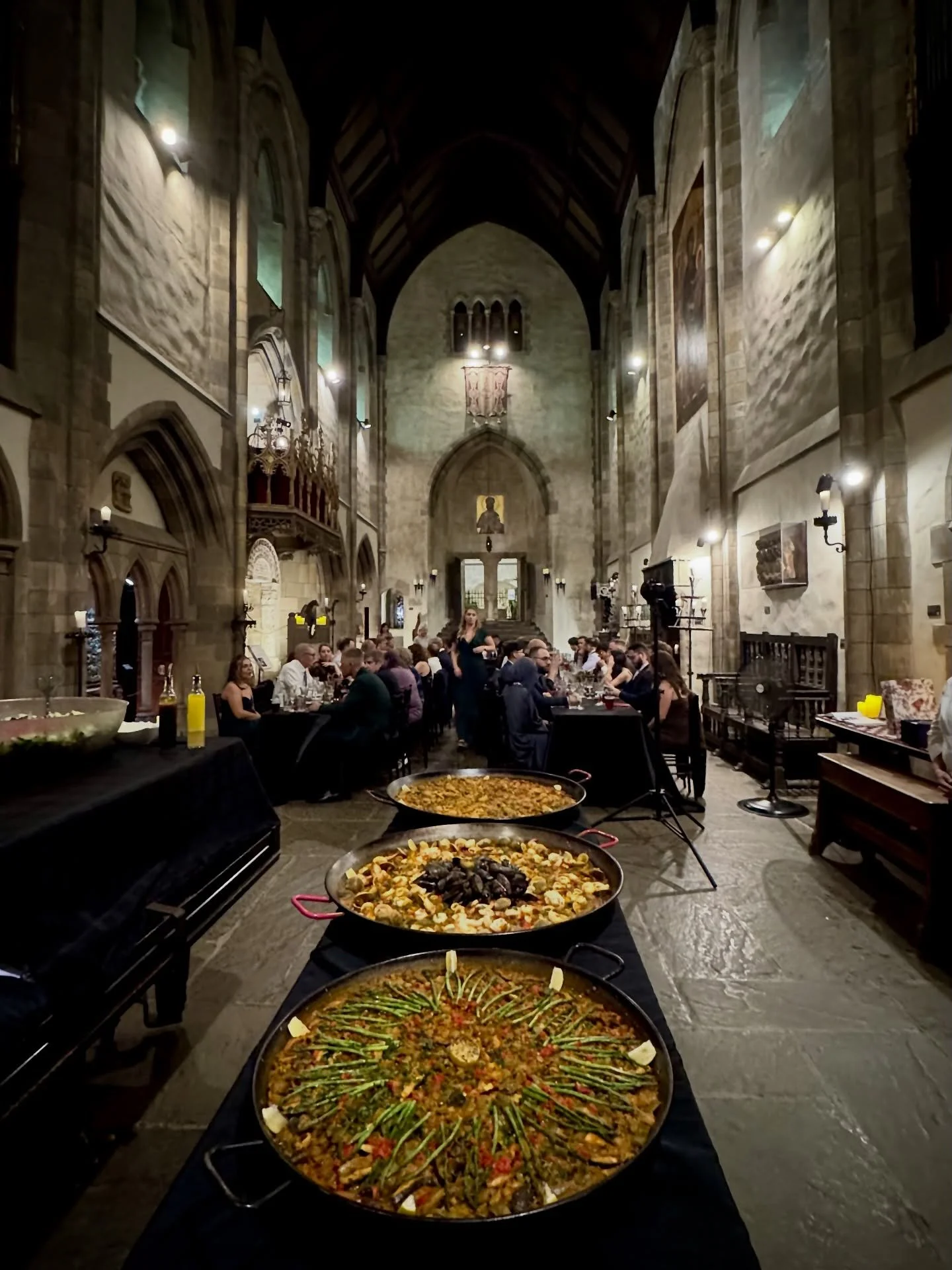 One of my favorite wedding venue destinations to share paella and grazing boards - under a radiant full moon inside a majestic castle - and where truly unforgettable weddings come alive! 🎉❤️👰 #paella #wedding
.
.
.
.
.
.
#weddings #weddingfood #del