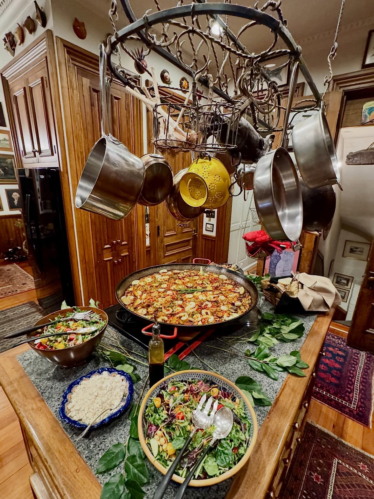 A magnificent dinner celebration hosted by Friends Of Caritas Cubana, featuring this extraordinary home kitchen, and a paella that brought a few smiles 🧑&zwj;🍳🥘✨. I want to come back to this kitchen! 😍 #paella #paellalovers #dinnerparty #cambridg