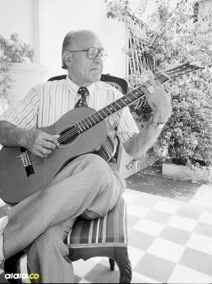 "La guitarra, la fiel compañera de mis canciones".