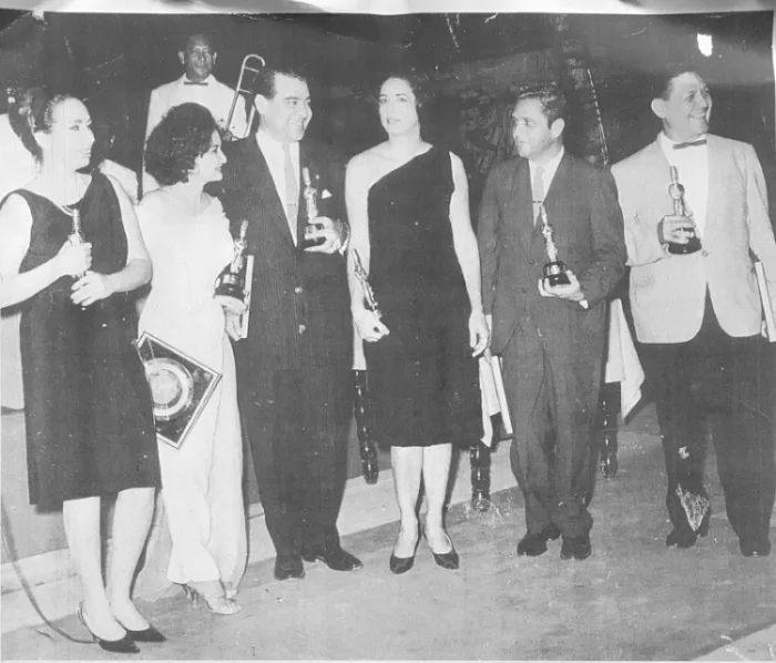 Otorgamiento del Congo del Carnaval de Barranquilla. En la foto de izquierda a derecha: la periodista Olga Emiliani en representación del historiador Alfredo de La Espriella, la compositora Esther Forero, Rafael Campo Miranda, l a coreógrafa Sonia Osorio, el compositor Rafael Mejia Romani y el arreglista y director de orquesta Francisco Pacho Galán. Diciembre 1 de 1962. Hotel del Prado. Barranquilla. (Archivo RCV)