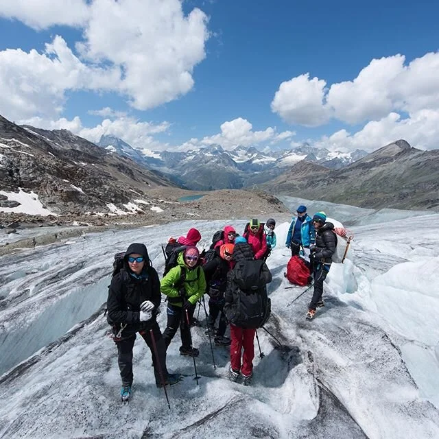 Apply now for our Swiss Girls on Ice expeditions (in French or German) in July 2020 😁. More info here: https://www.inspiringgirls.org/switzerland .
. “Aujourd’hui, nous avons fait nos premiers pas sur le glacier. Ce fût des petits pas pour l’humanit