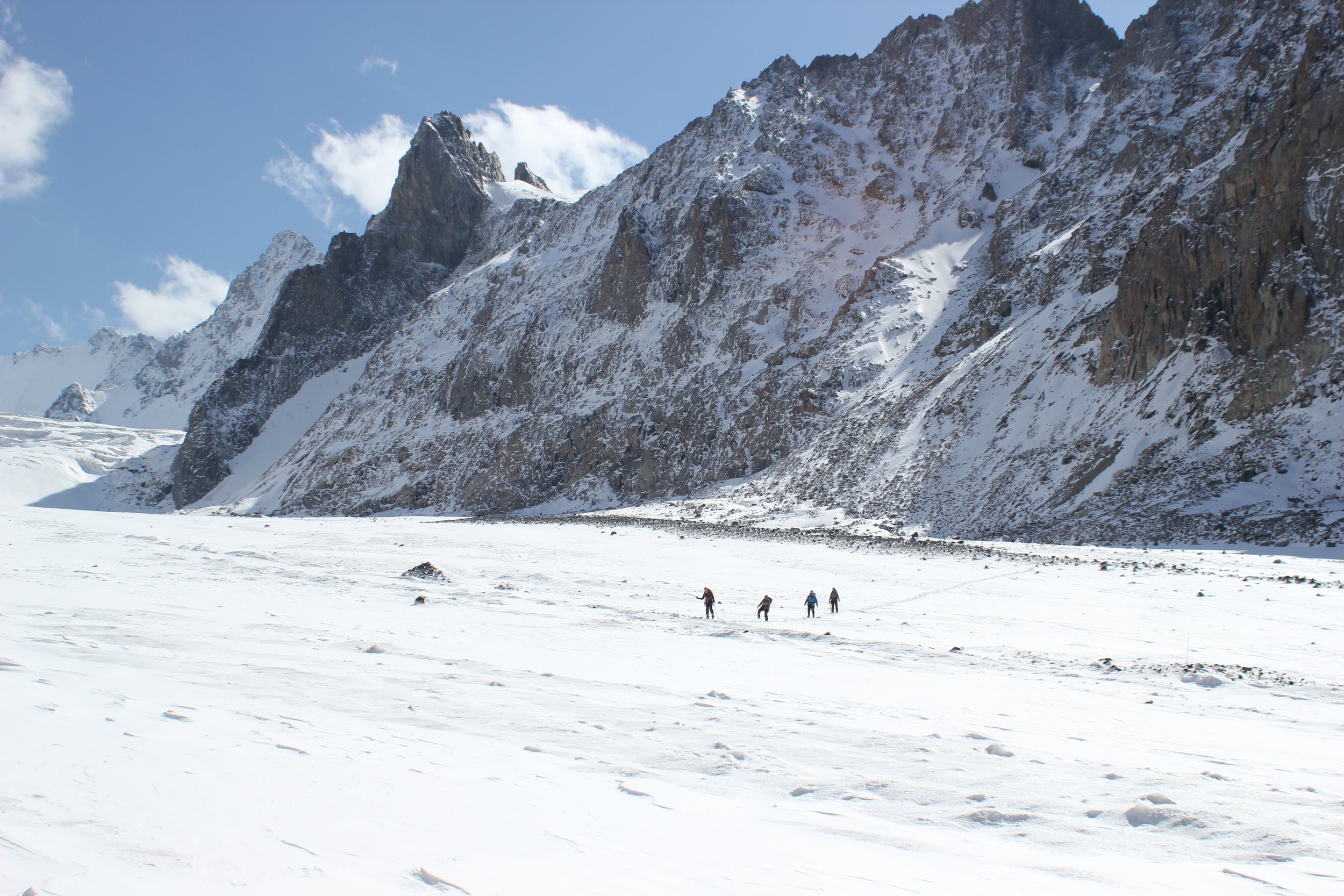 "Прием заявок на участие в нашей программе “Приключения науки: женщины и ледники в Центральной Азии” скоро закрывается! 