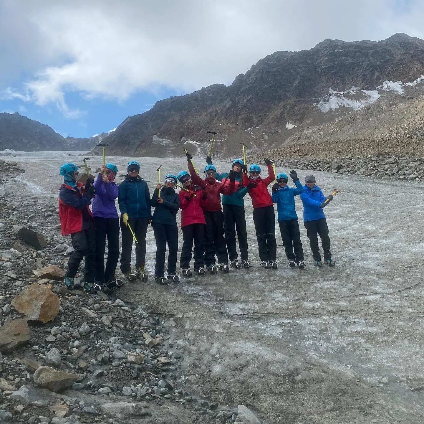 🇦🇹Girls* on ice Austria - Tag 4

Das Wetter ist besser und das hei&szlig;t eindeutig f&uuml;r uns: Es geht das erste Mal auf den Gletscher. Juhuu! Steigei&szlig;en gehen, mit dem Pickel hantieren, den Gletscher kennenlernen, den ersten Ablationspeg