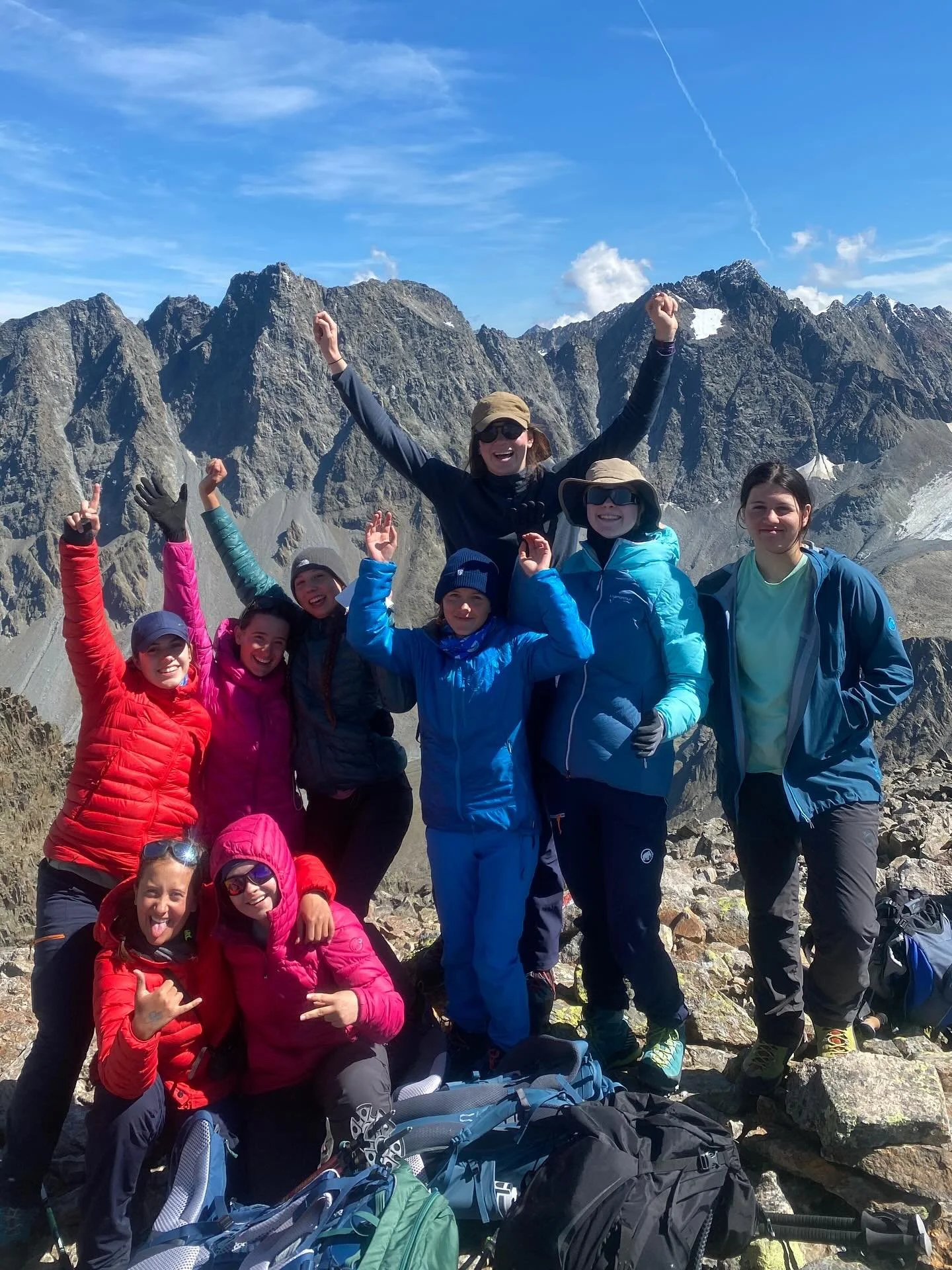 🇦🇹Girls* on ice Austria - Tag 5 

Unser Gipfeltag steht an. Ein paar der M&auml;dels stehen das erste Mal auf einem Berg &uuml;ber 3000 m. Am Gipfel wurden alle umliegenden Gletscher und Berge genau bestimmt. Am Ende kurz vorm Camp wieder angekomme