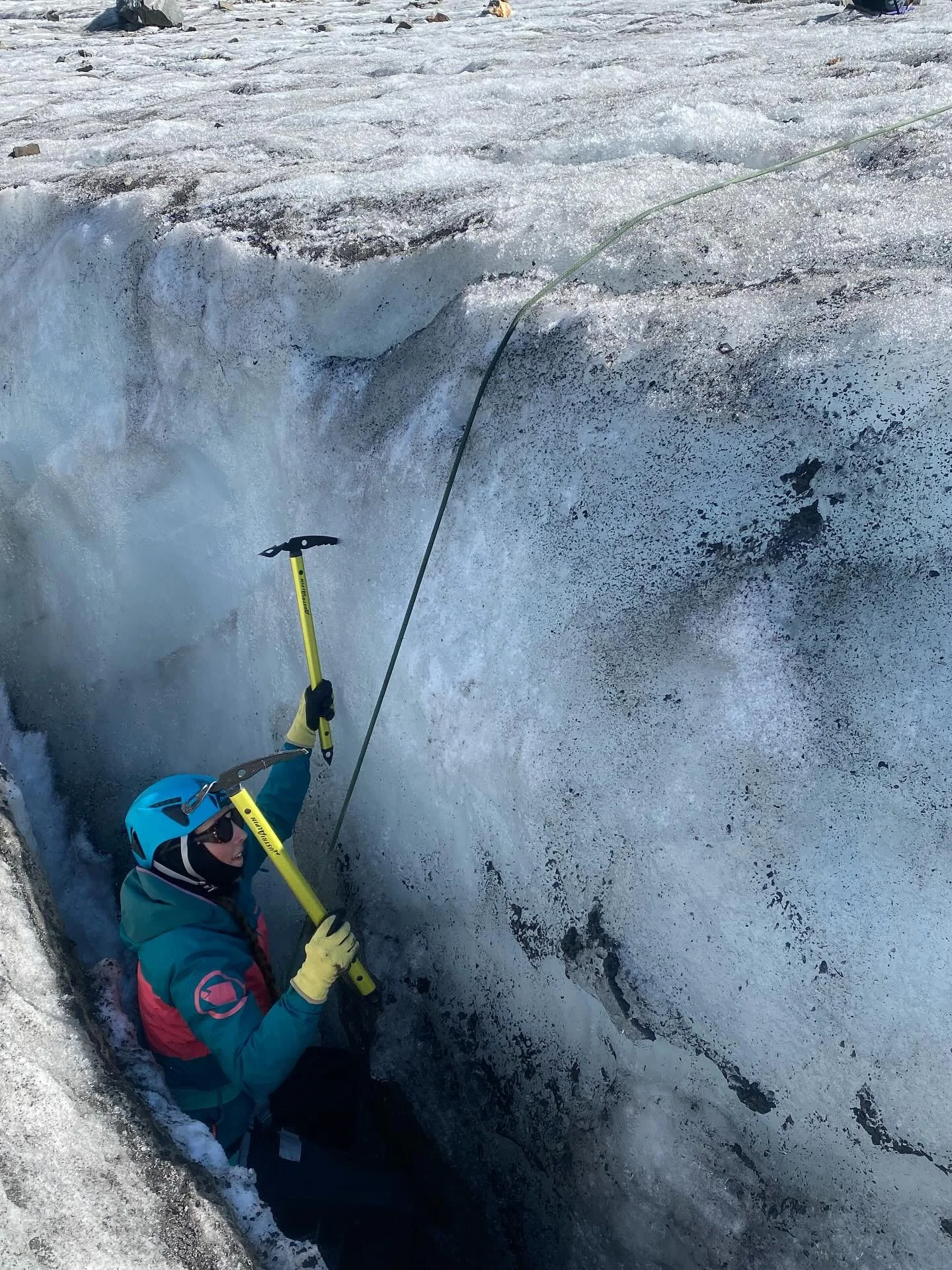 🇦🇹Girls* on ice Austria - Tag 6 

Es ging wieder auf den Gletscher bei perfektem Wetter! 🧊☀️Spaltenrettung, Eisklettern, Selbstrettung, &hellip; 
Die M&auml;dels f&uuml;hrten ihre eigenen Experimente, wie zum Beispiel Eisdichtemessungen oder Hanga