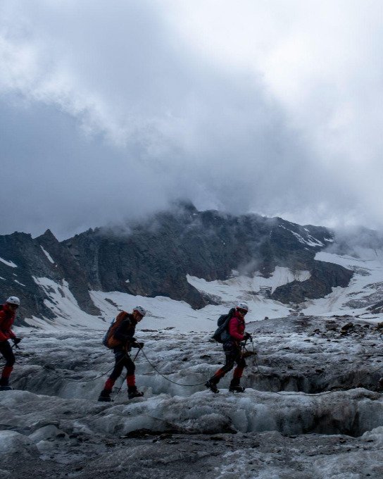 Over the next days we will post pictures from 2025, and the words from previous participants to make you discover what the Girls* on Ice expedition is all about. 

Today: Glaciers 🗻