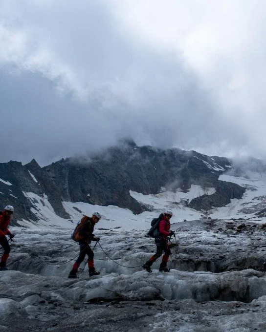 Over the next days we will post pictures from 2025, and the words from previous participants to make you discover what the Girls* on Ice expedition is all about. 

Today: Glaciers 🗻