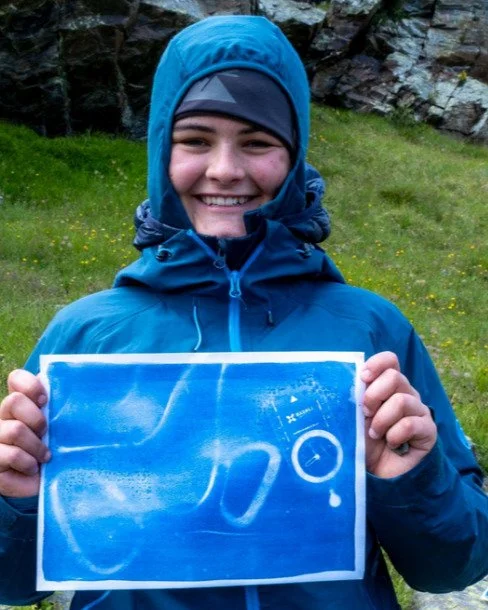Girls* on Ice is about:

🌼 observing your surrounding
 🖌drawing a river
🌱 building artwork with nature
☀️ painting with light and mountaineering equipment
❄️ and so much more....

During the expedition there is space to express ourselves through a
