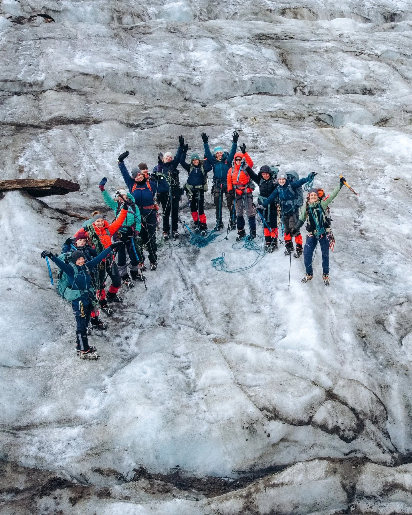Nos camps Girls* on Ice allient science, alpinisme et art. Ils constituent une exp&eacute;rience de groupe unique au c&oelig;ur d'un paysage montagneux impressionnant ! Les exp&eacute;ditions sur les glaciers permettent &agrave; neuf jeunes femmes* d