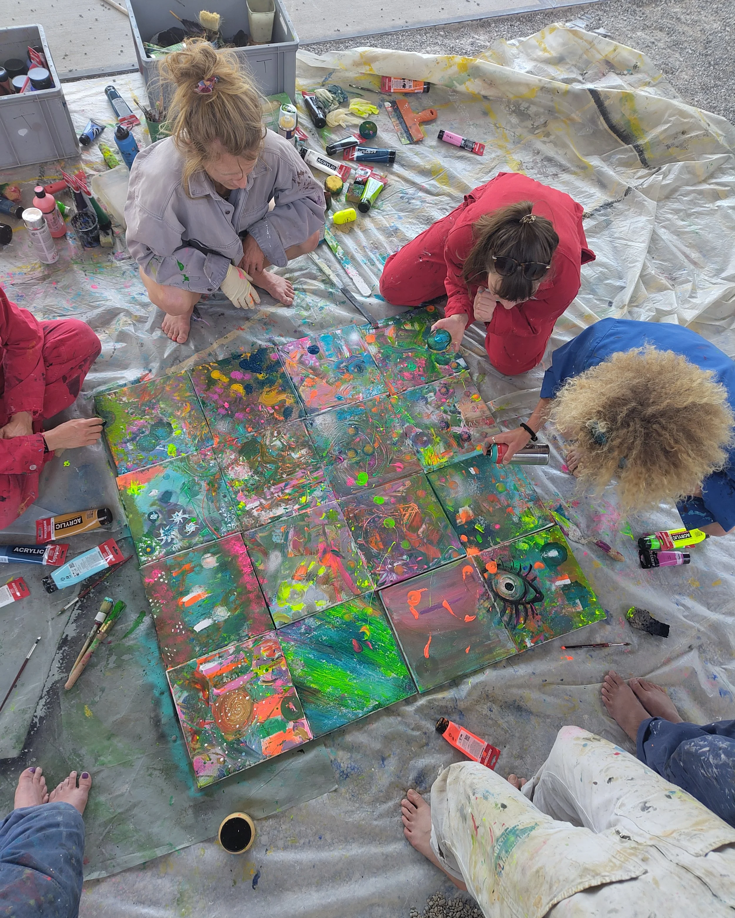 Impressions from our art input during the Girls* on Ice Switzerland instructor workshop!
We started painting away without any rules or much planning and a very colorful and interested painting came into being.