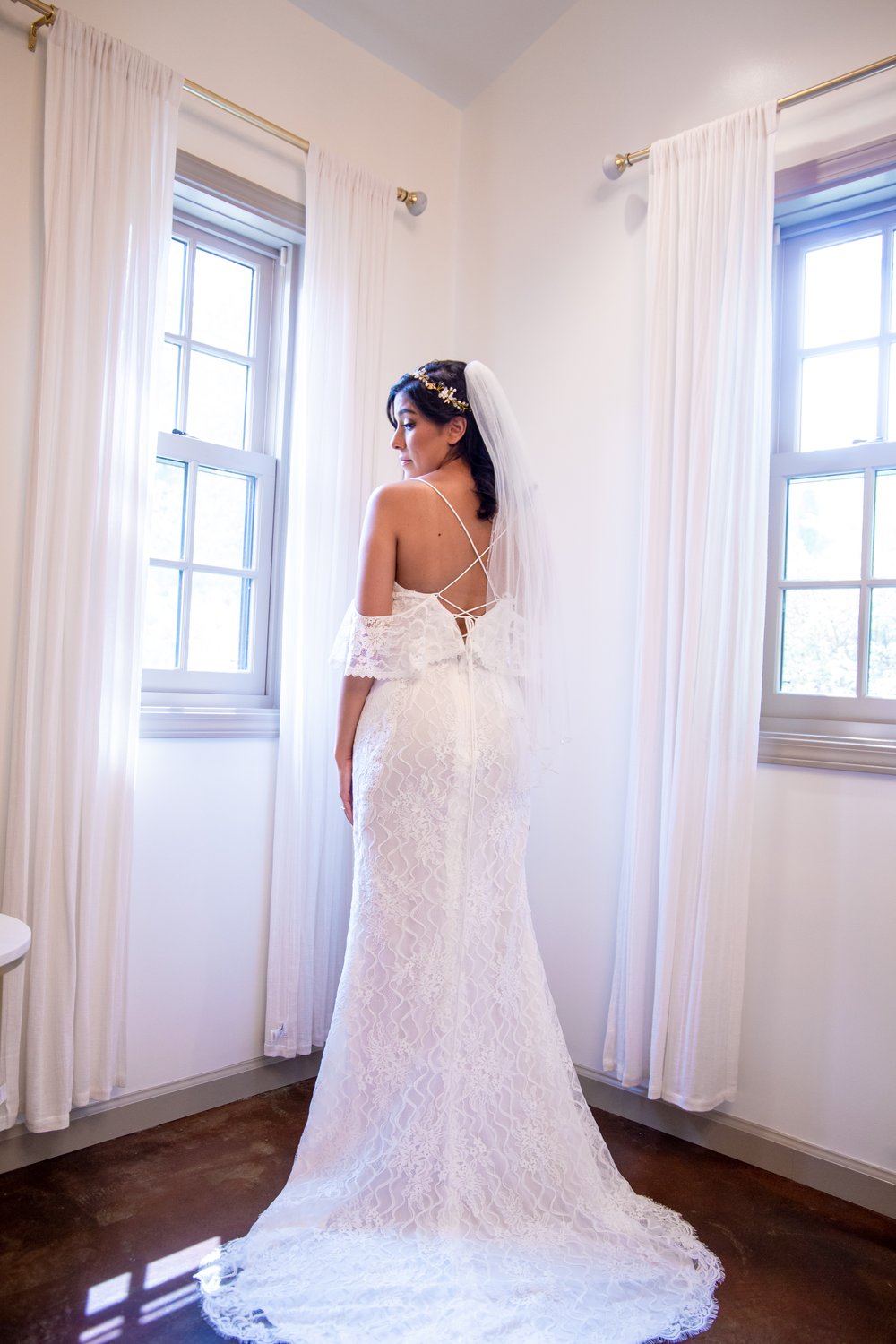 bridal-portrait-indoors-white-wedding-dress-veil-traveling-destination-photographer-hispanic-preceremony