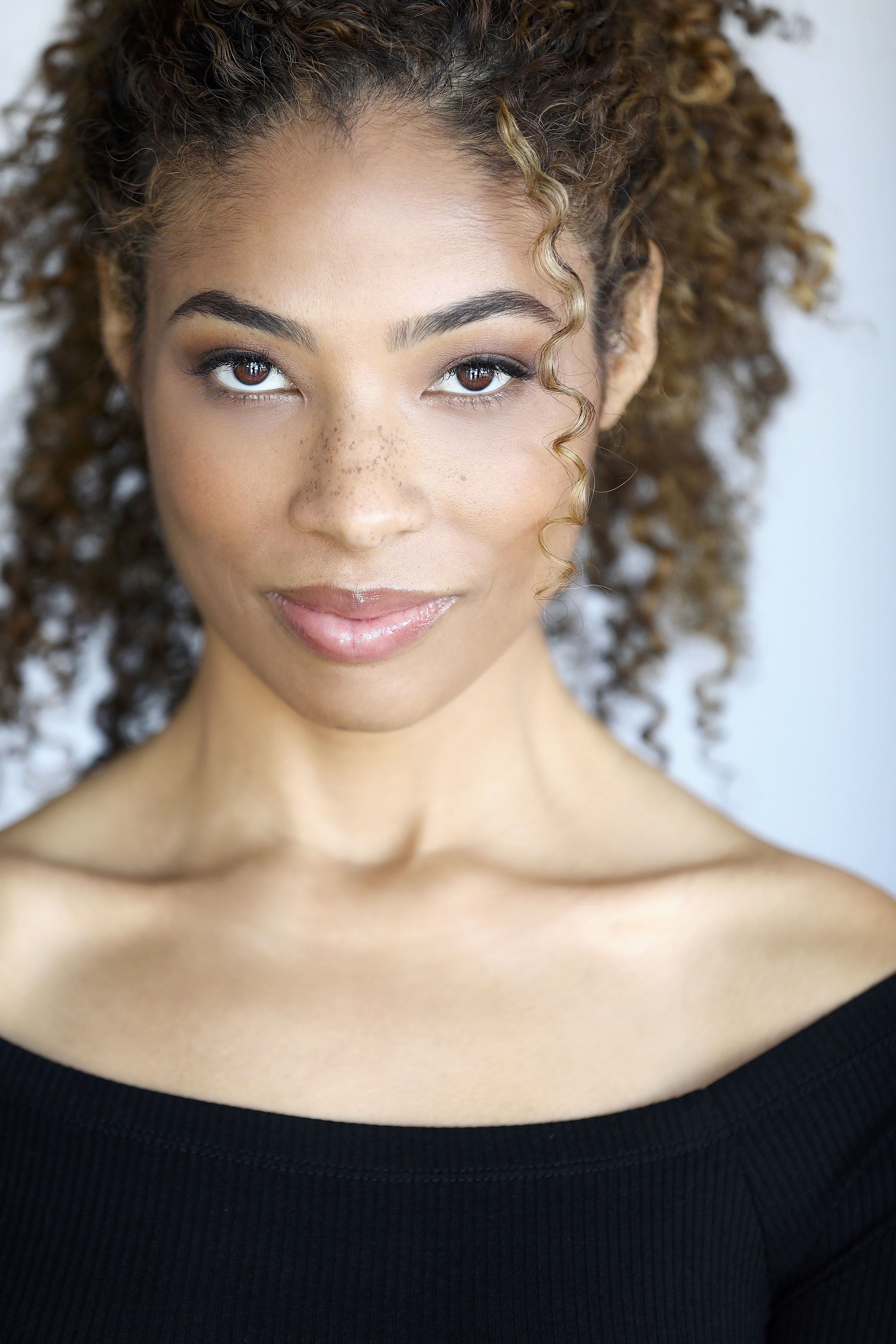 Working actress headshot by Kenneth Dolin