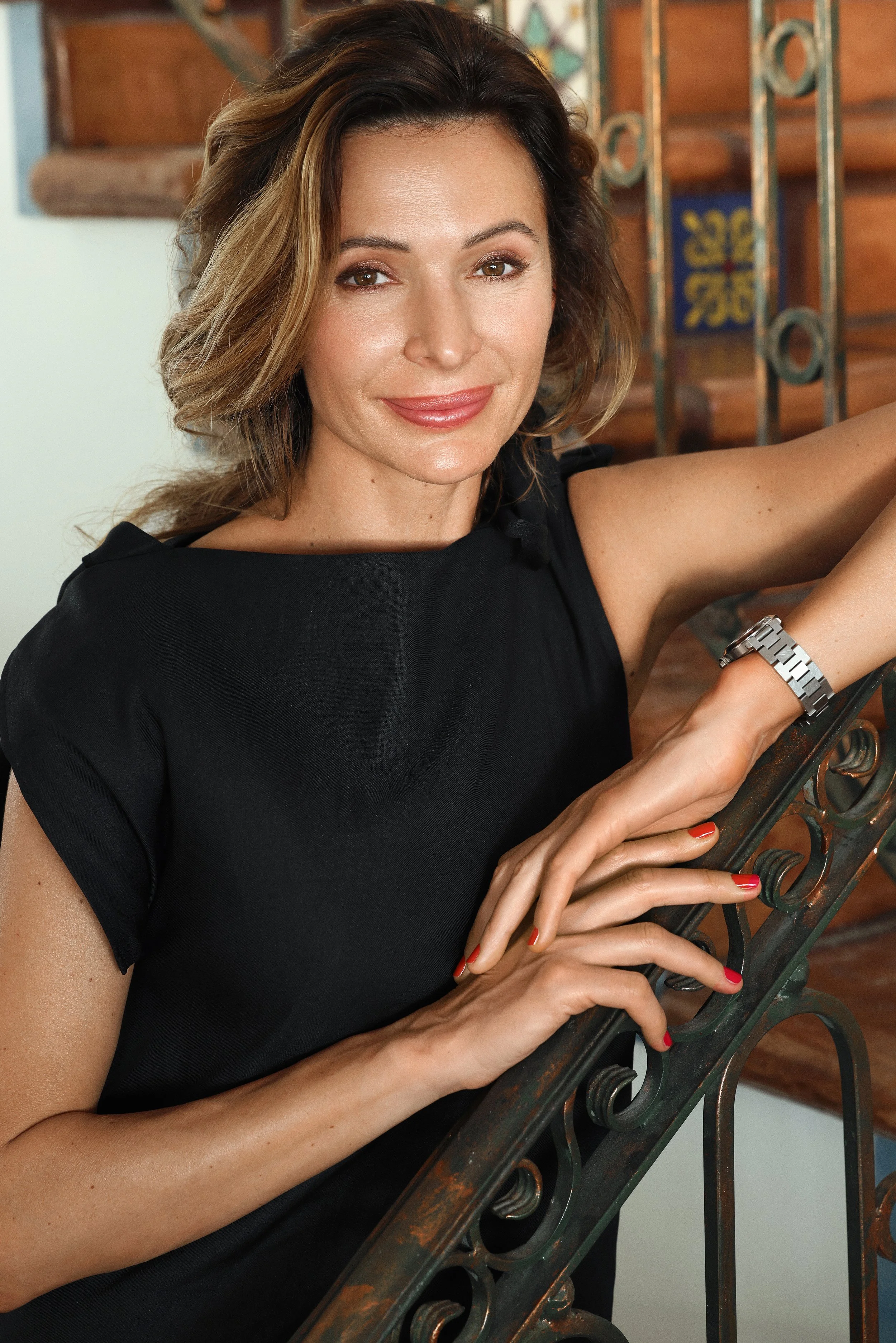 Lifestyle photo of a luxury realtor by KKenneth Dolin LA's top executive photo studio, creating one-of-a-kind luxury real estate photography and video for clients in Los Angeles, Beverly Hills and more. Branding-photography for top producing Luxury r