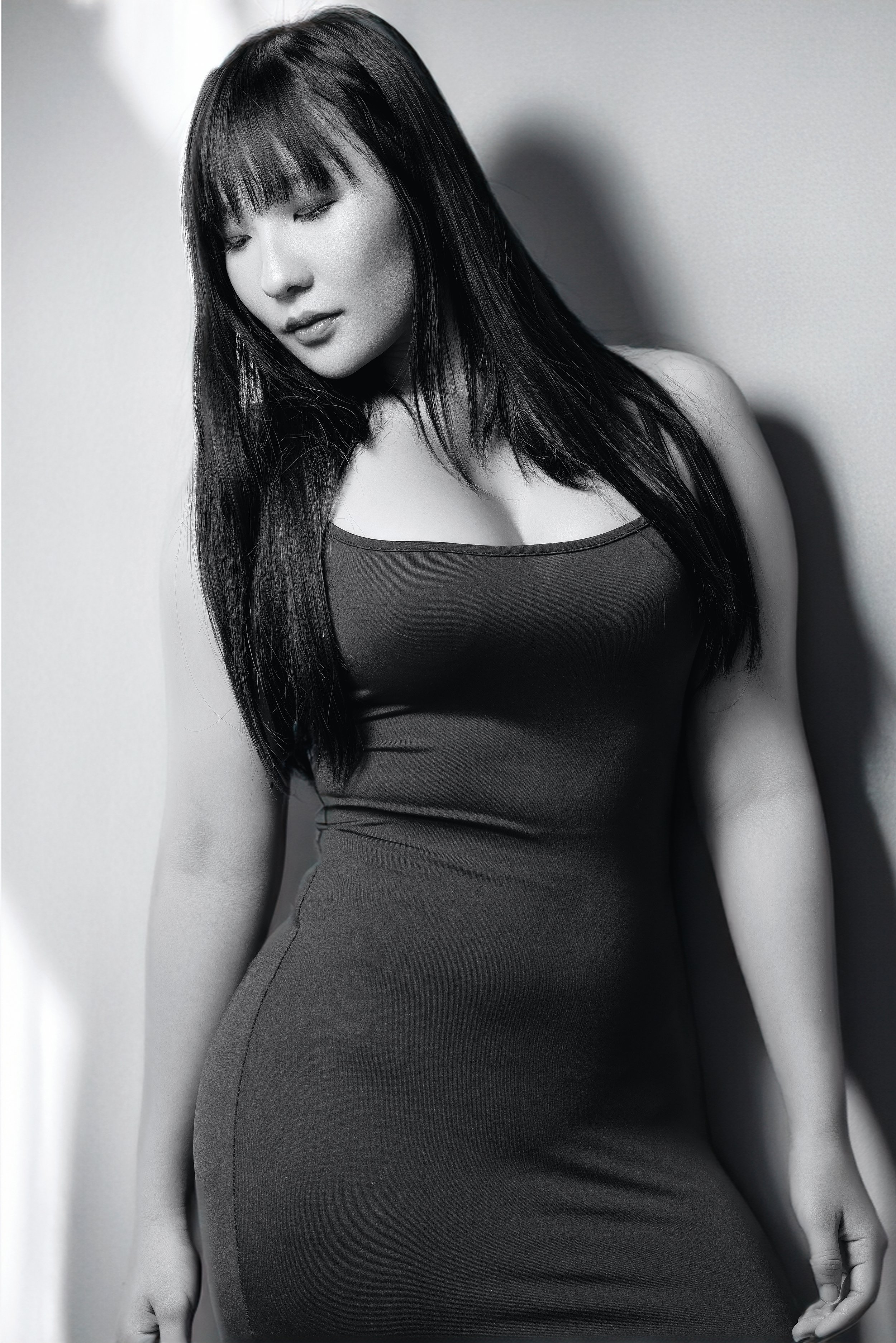 Black-and-white leading lady headshot by Kenneth Dolin, best Los Angeles headshot photographer. Agency recommended headshots for actors. 