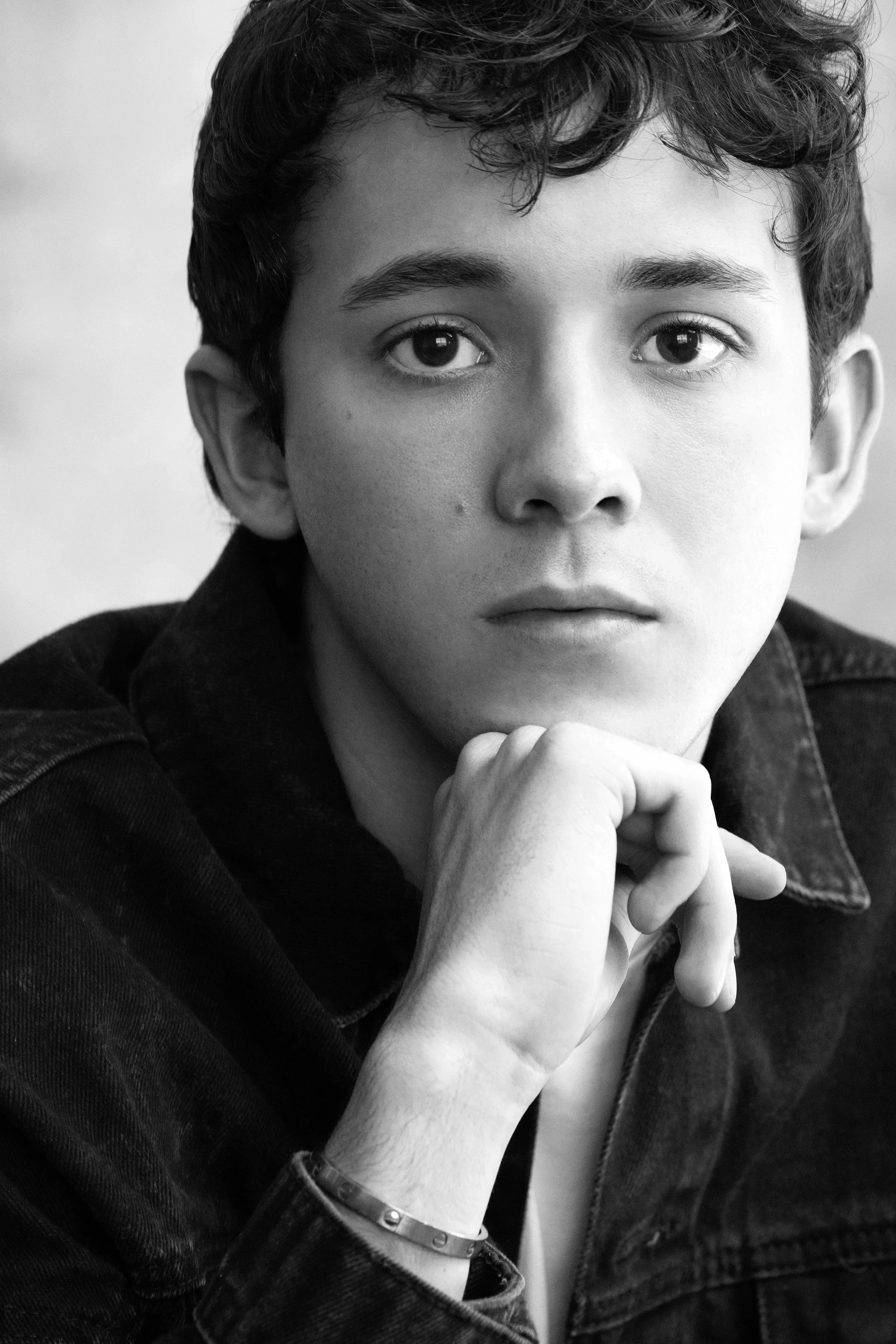 L.A. headshot photographer specializes in editorial style headshots, actor headshots and portraits. Agency recommended headshot photographer. LA headshots. 