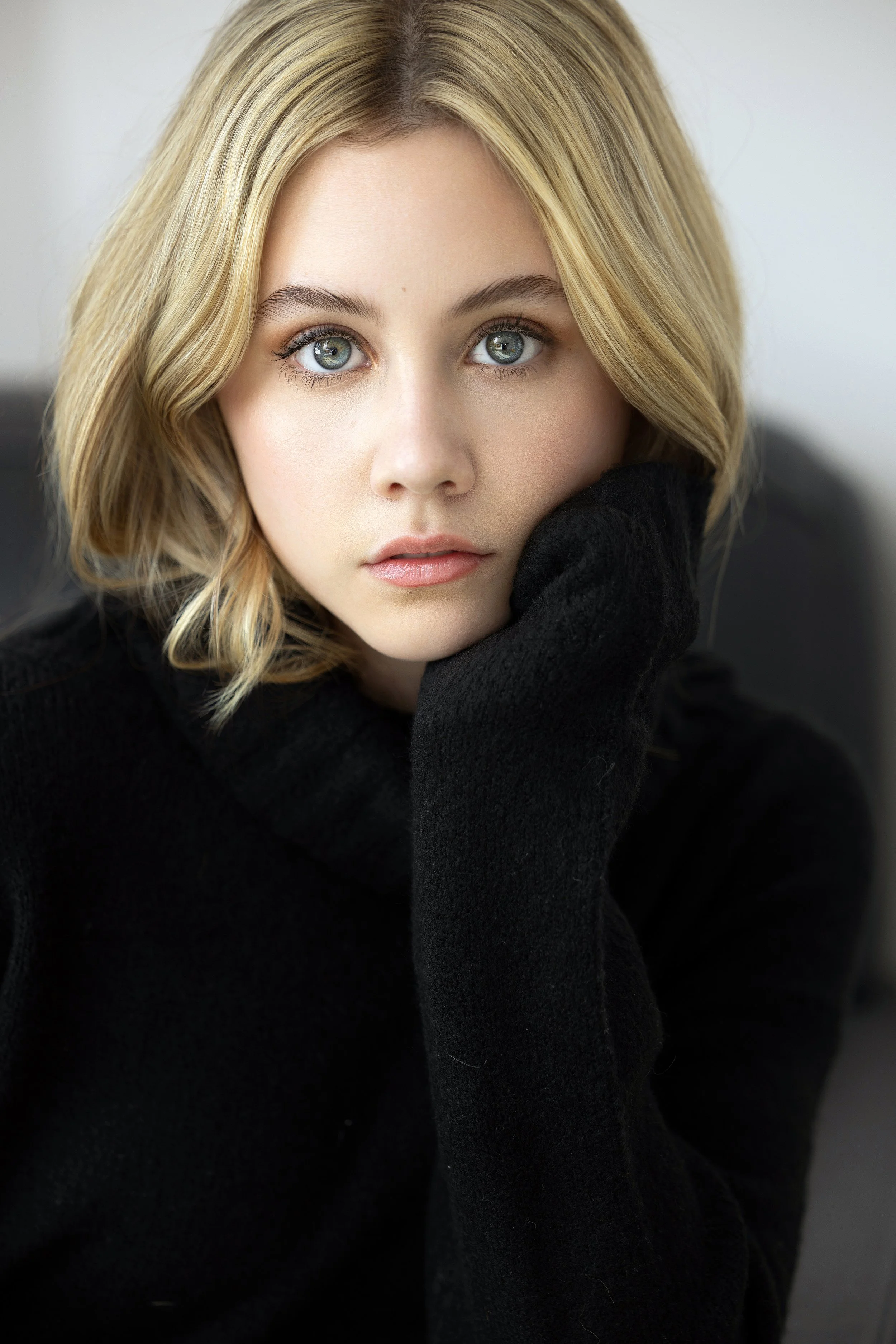 Headshot for a young actress by top Los Angeles headshot photographer Kenneth Dolin, specializing in acting headshots for the best talent agents and top talent managers and best acting teachers. 