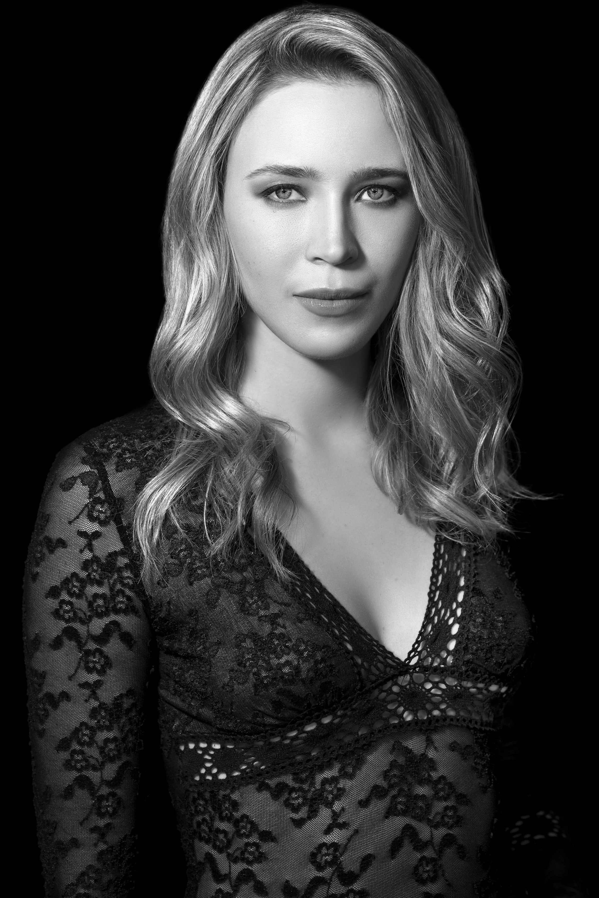 Black and white portrait a leading lady actress. Acting headshots by top Los Angeles headshot photographer Kenneth Dolin. Actor headshots. Agency recommended photographer. Headshots in Los Angeles. 