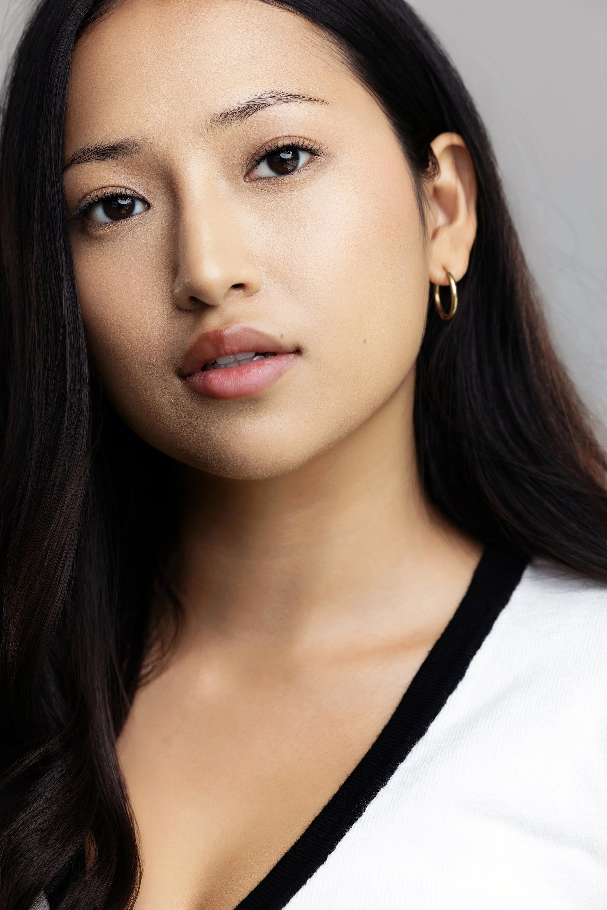 Black and white portrait a leading lady actress. Acting headshots by top Los Angeles headshot photographer Kenneth Dolin. Actor headshots. Agency recommended photographer. Headshots in Los Angeles. 