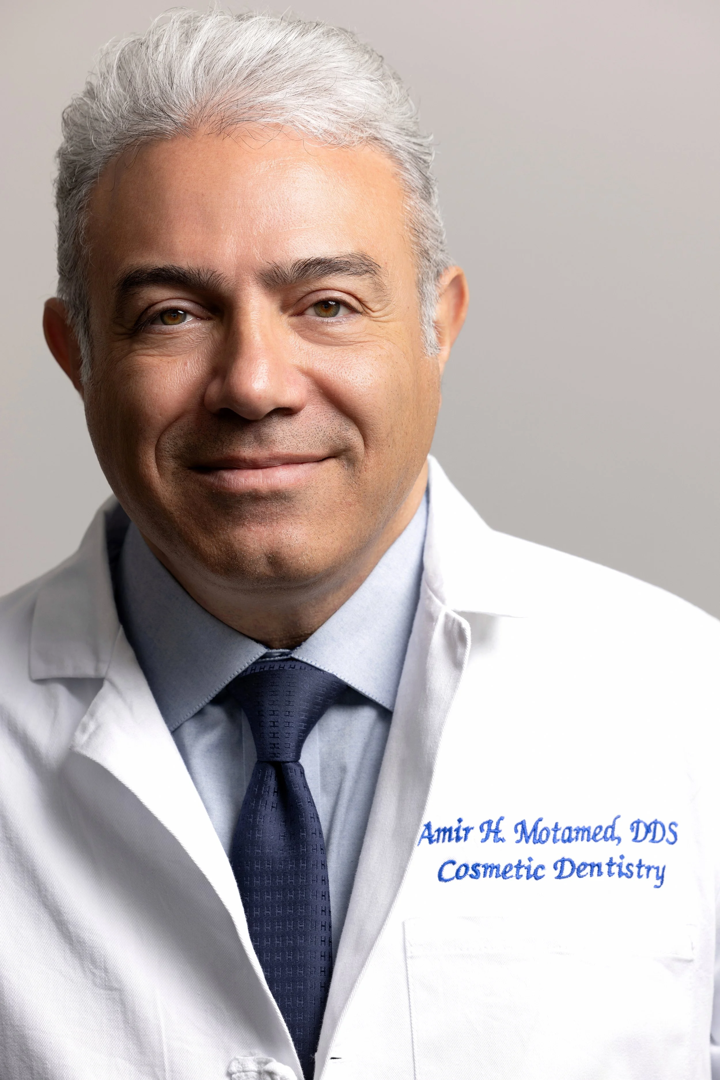 Headshot for a medical professional by Dolin Photo Los Angeles. Business branding headshot. executive headshot session by top Los Angeles headshot photographer Kenneth Dolin. Kenneth Dolin Photography specializing in brand-building headshots for prof