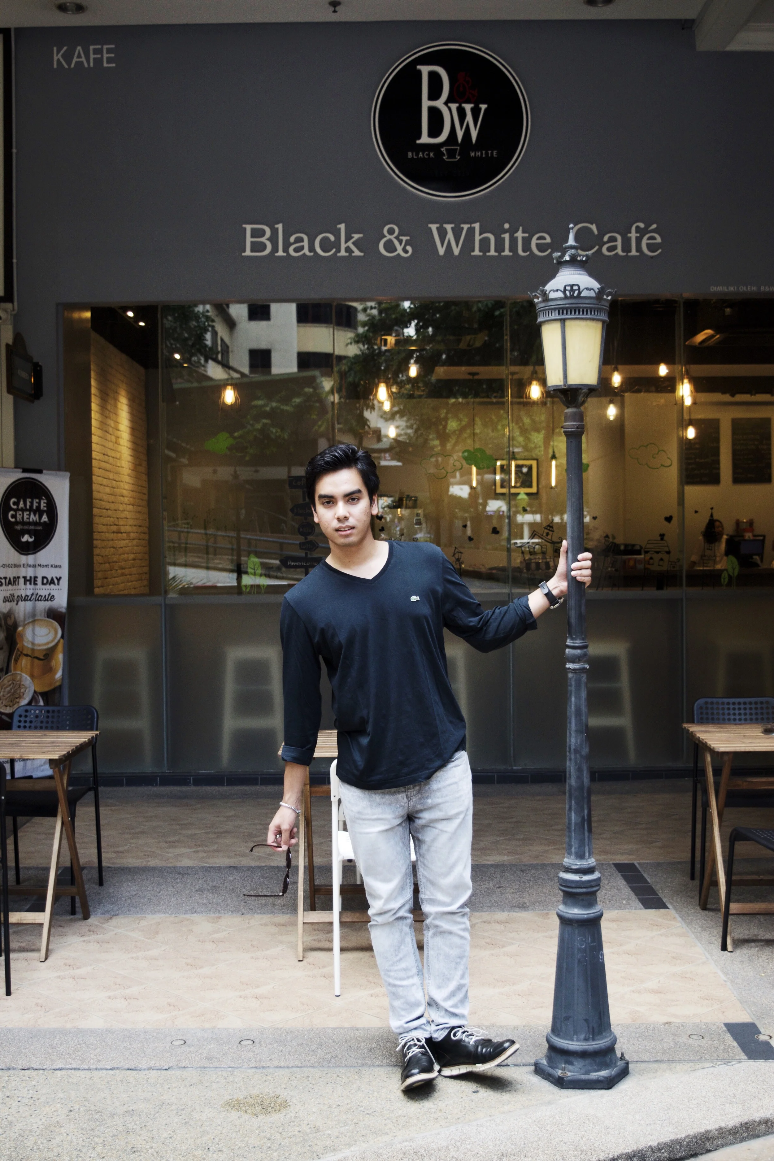 Café Review: Black and White Café