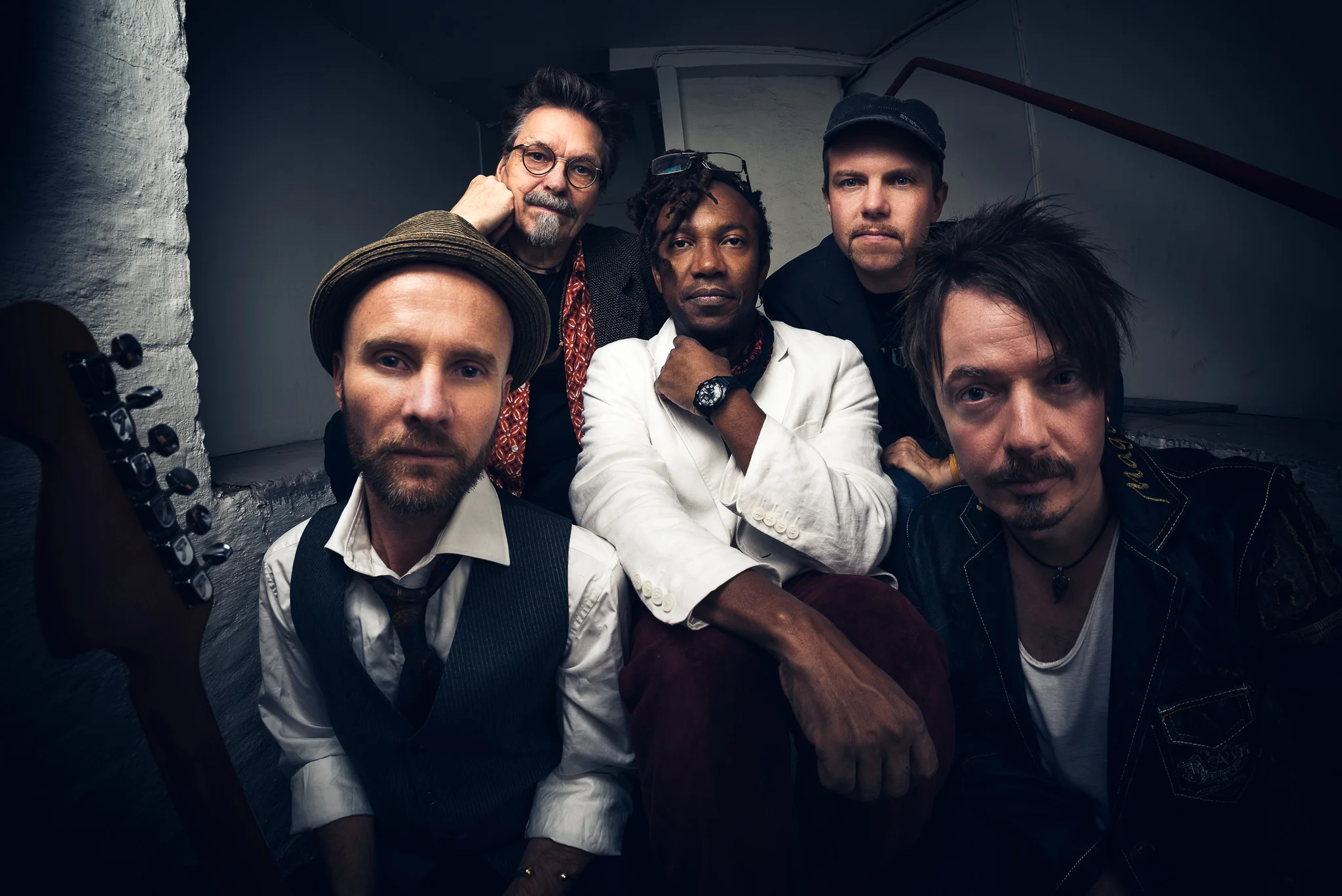 Celso Paco & Dynamo de Luxe– African Groove I centrum står sångaren, slagverkaren och kompositörenCelso Paco, född och uppvuxen i Moçambique, men sedanflera år bosatt i Stockholm. Runt honom samlas fyra svenskamusiker med mycket varierade bakgrunder och erfarenheter,men med den gemensamma viljan att sprida gruppensspeciella musik och sound till en stor, varierad och dansandepublik!Celso Paco är starkt påverkad av musiken och danserna frånsitt hemland och tolkar både traditionella sånger ochpopulärmusik från trakterna kring hemstaden Maputo. Hanhar också inspirerats av musik från grannländer somSydafrika och Zimbabwe. Förutom övriga afrikanska stilarhar även den internationella rock- och jazzscenen gjortstarkt intryck på honom vilket också avspeglas tydligt igruppens sammansättning och uttryck.