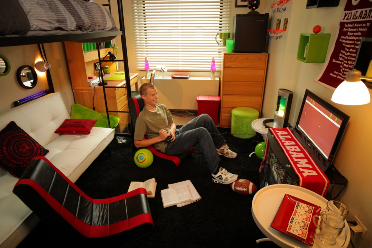 7.+Eric_DREAMDORM_ROOM.jpg