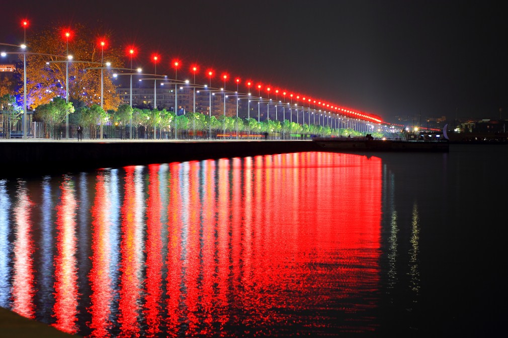 Nea Paralia Take the most relaxing romantic stroll in Thessaloniki along Nea Paralia (New Waterfront Promenade). Start your walk from the legendary Makedonia Palace Hotel and walk down to the Concert Hall. Its renovation has made it ideal for a cosmopolitan walk that will take you through impressive theme parks, which enhance the image of a beautiful European city! You can combine your walk with a coffee and enjoy sun set over the Thermaikos water.