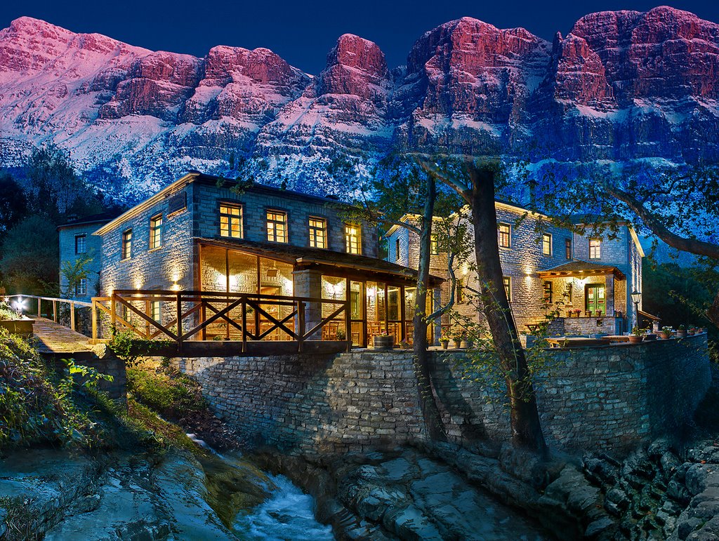 Papigo Papigo is one of the 46 villages of the residential, cultural and historical unity of Zagoria. The particular layout, lush vegetation of the region and the unique wilderness of the landscape attract many visitors from Greece and abroad, all year round. Divided into two "neighborhoods", the Big and Small, which is built at the foot of Astraka beneath imposing towers and fabulous Drakolimni, Papigo has a tradition of exceptional hospitality and unique way of maintaining the territorial and cultural organization of local community.