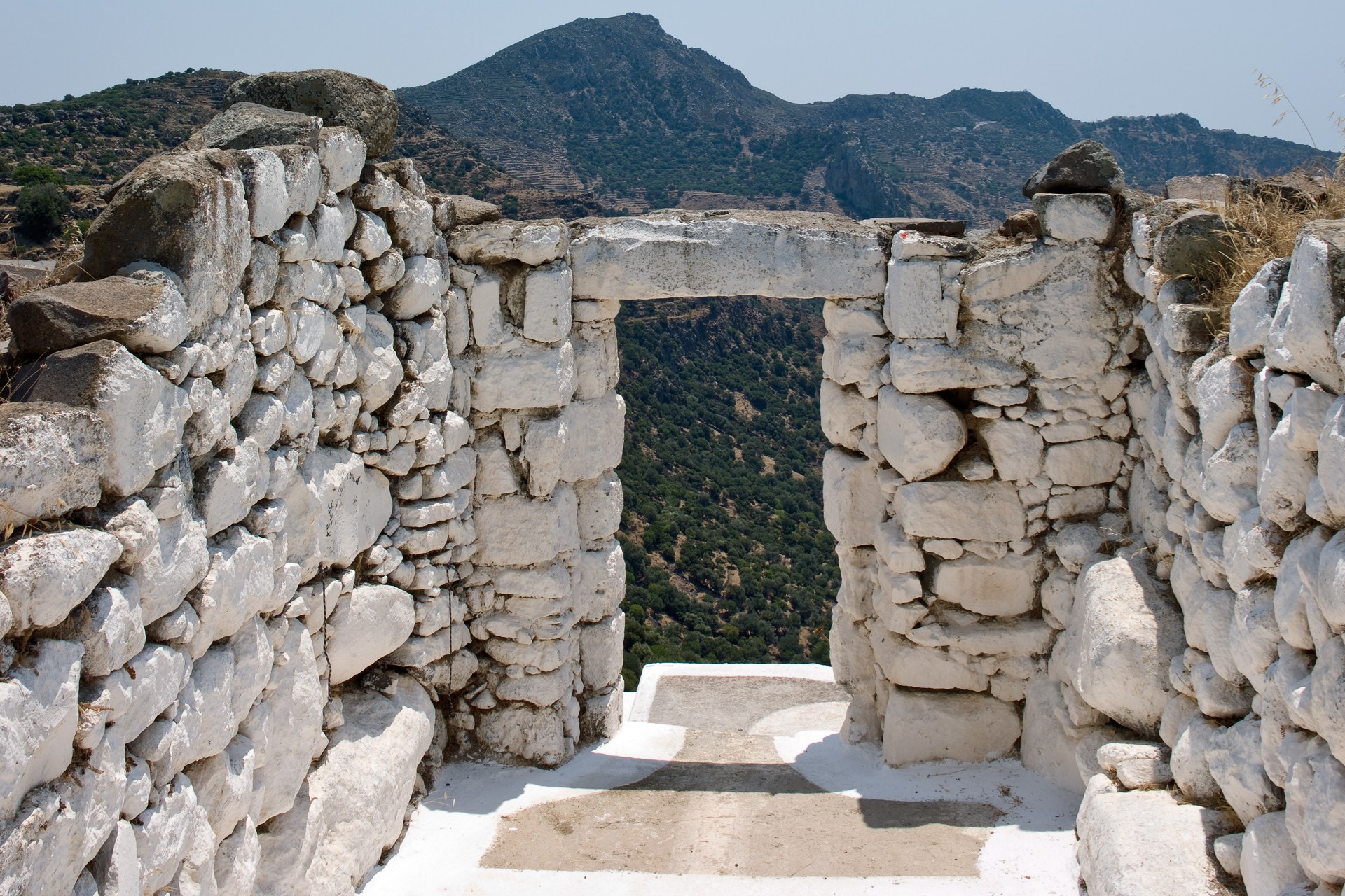 castle-wall-steps-Sterna-Residence-nisyros-greece-conde-nast-traveller-9oct15-montse-garriga-grau_.jpg