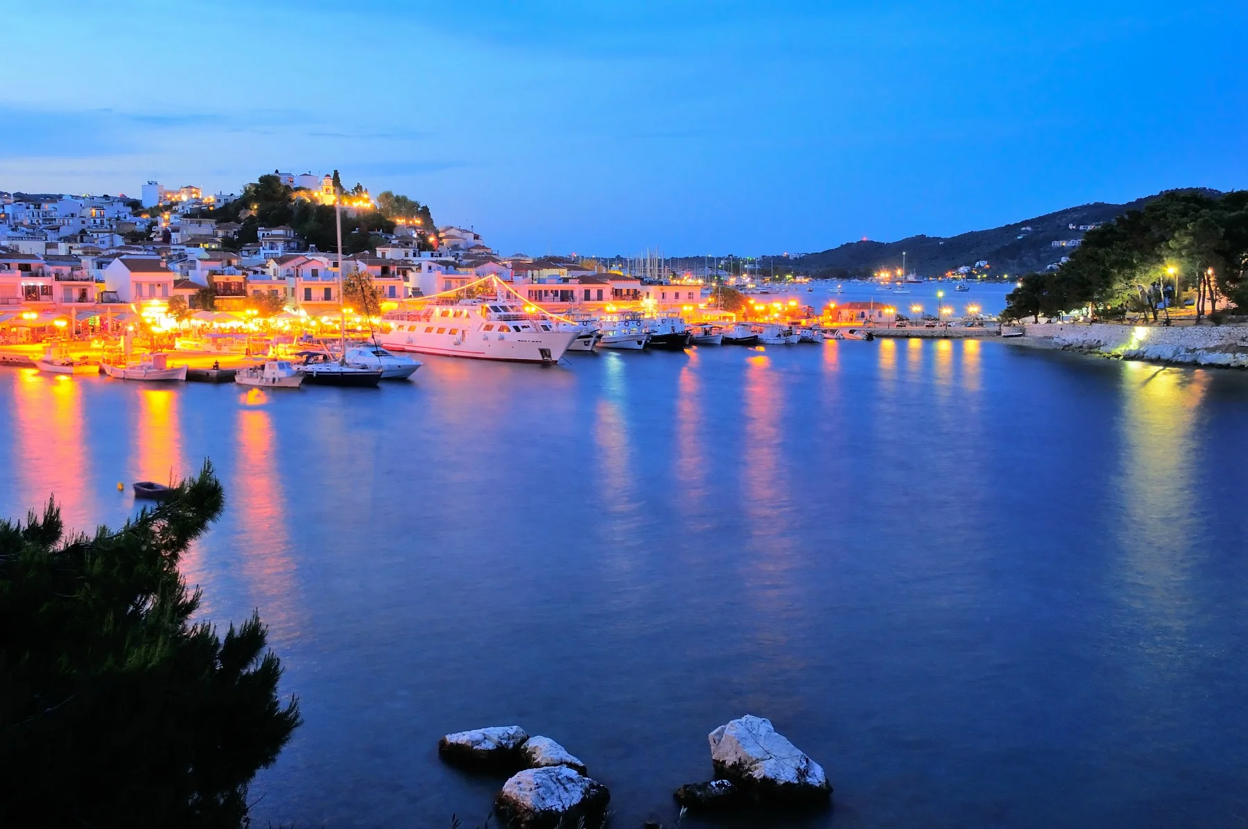 Skiathos_town_at_night_1800x1196.jpg