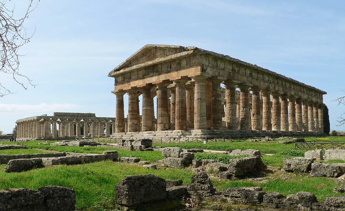 Veduta_di_Paestum_2010.jpg