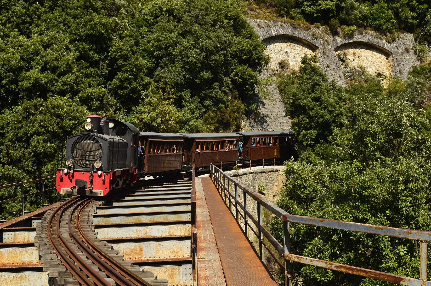shutterstock_86659753_Montzouris-Smudgy-train-also-named-Pelion-train.jpg