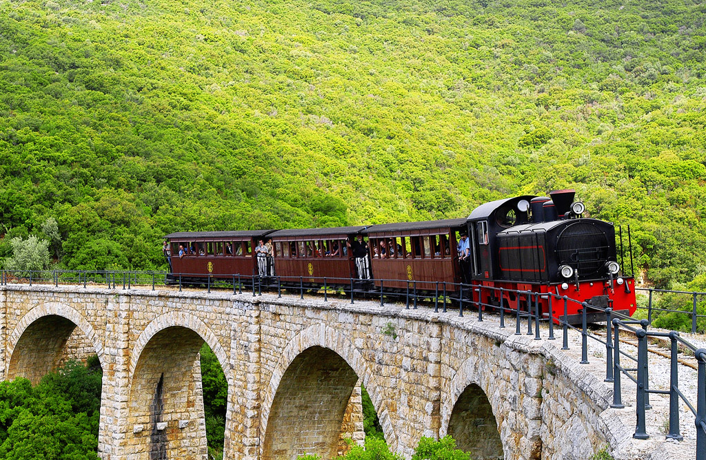 train-pelion1.jpg