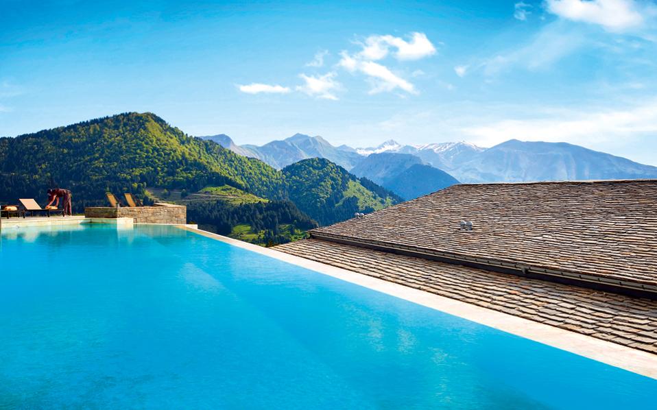 Overlooking the town of Metsovo, this scenic mountaintop resort is 25 km from the paintings at Averoff Gallery art museum and 24 km from the mountain divide of Katara Pass.   Featuring rustic decor and marble bathrooms, the warm suites have free Wi-…