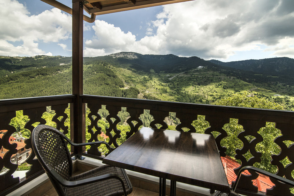 The hotel Aroma Dryos uniquely combines tradition with luxury and modern conveniences. Located in the center of Metsovo (just 3 minutes from the square), the point where it is located offers visitors wonderful views of the mountains of Pindus. Made with completely separate way from stone and wood carved by hand, all in the spirit of traditional architecture. The carved oak entrance to the hotel welcomes you in the living room that was built with special care. The decor exudes a warm and elegant feeling.