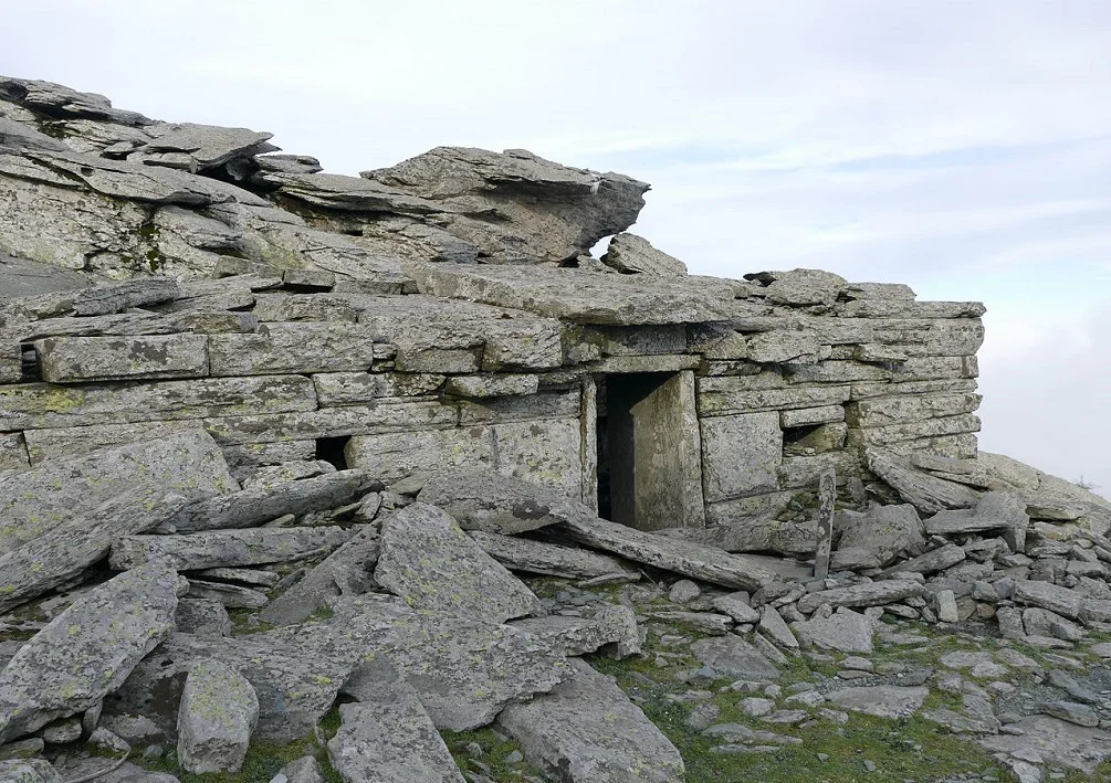 Ochi Dragon-house: Southern front. Image Credit: Wikimedia Commons .
