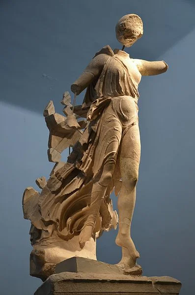 Nike_of_Paionios,_Olympia_Archaeological_Museum_(16149728289).jpg