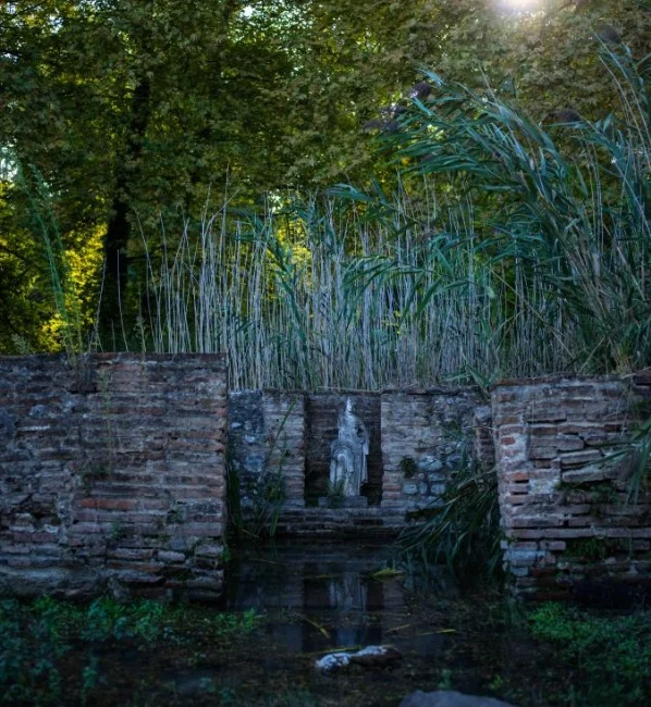 PHOTOGRAPH BY VINCENT J. MUSI ARCHAEOLOGICAL SITE OF DION