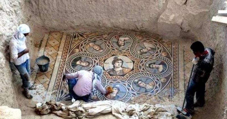 2000-year-old mosaics were uncovered by archaeologists in the Turkish city of Zeugma