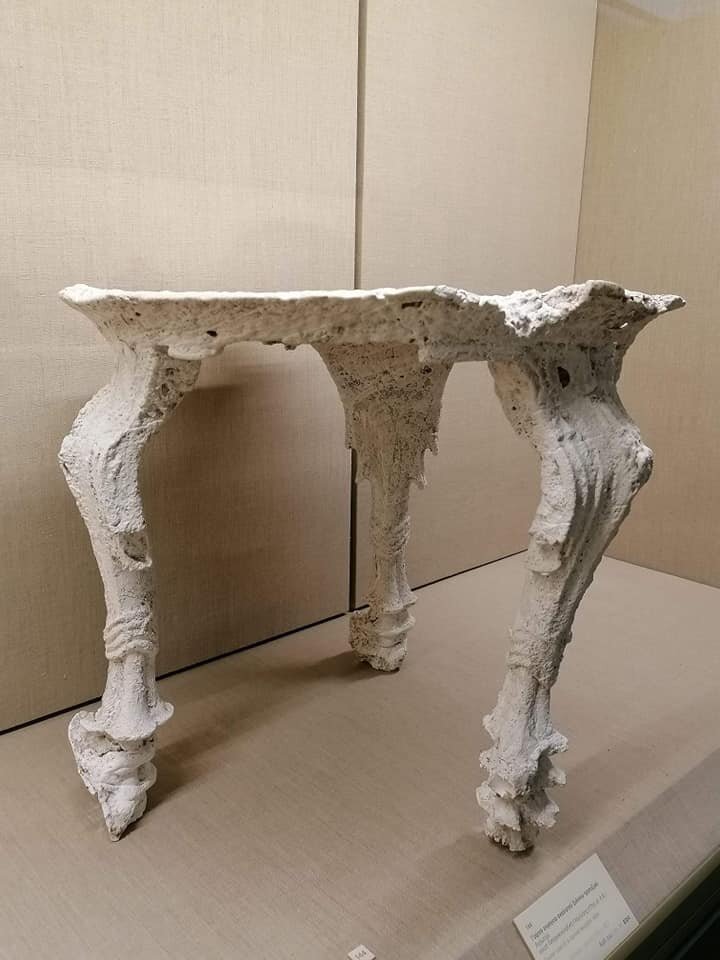 Wooden table, hysterocycladic I 17th century BC Museum of Prehistoric Thira, Fira Photo: Kostis Talos / Athenologio