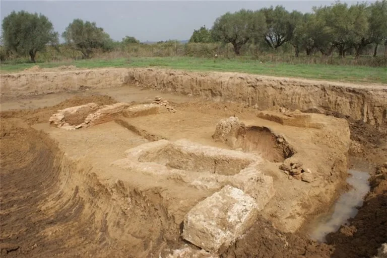 tomb2-768x513.jpg