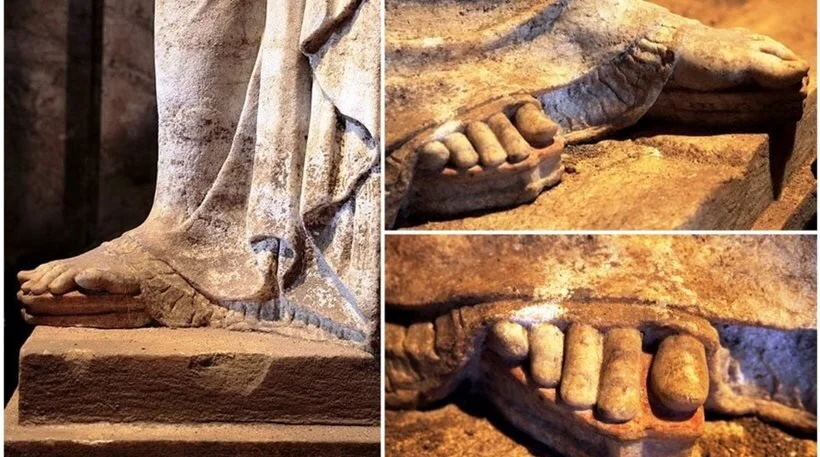 The secrets of the Caryatids: What the sandals and toes symbolize