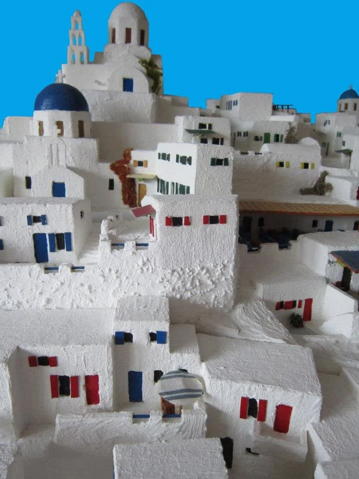 o-ollandos-poy-lachtara-tin-ellada-dimioyrgei-miniatoyra-tis-santorinis-ston-kipo-toy.jpg